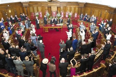 29日，倫敦，一對同性伴侶舉行結(jié)婚儀式。