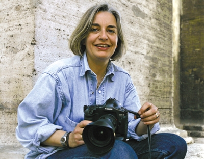 4日，安雅·尼德林豪斯在報(bào)道阿富汗大選期間被槍殺。