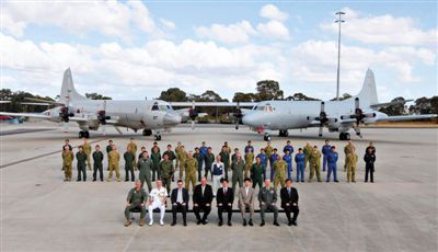 4月29日，參與搜尋馬航失聯(lián)客機(jī)的多國(guó)軍人和軍機(jī)在珀斯皮爾斯空軍基地合影。5月1日，馬航宣布搜尋進(jìn)入新階段，重點(diǎn)將借助不同技術(shù)擴(kuò)大海底搜尋。