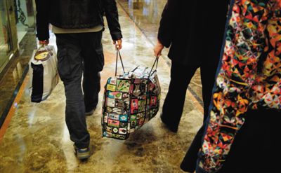 5月2日，馬航乘客家屬離開(kāi)麗都飯店。當(dāng)日，麗都飯店二層家屬區(qū)正式關(guān)閉，大部分家屬返鄉(xiāng)。