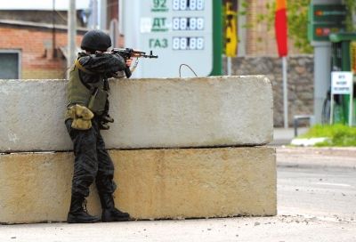 　5日，在烏東部城市斯拉維揚(yáng)斯克附近，一名烏克蘭士兵守衛(wèi)一處檢查站。