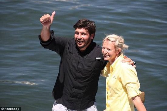 抵達(dá)邁阿密時(shí)，曼瑟驕傲地豎起了大拇指。