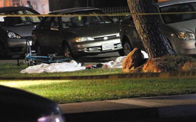 5月23日在美國(guó)加州大學(xué)圣巴巴拉分校附近的槍擊現(xiàn)場(chǎng)拍攝的死者遺體。