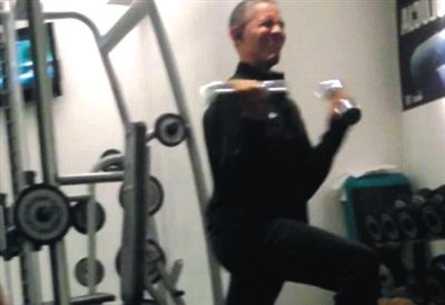 奧巴馬舉啞鈴時“不注意形象的表情”。