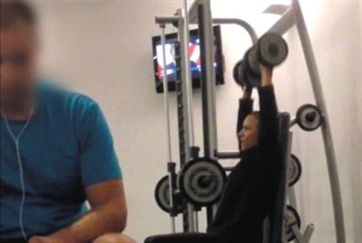 畫面中能看到健身房還有“其他人”。視頻截圖