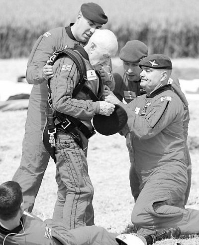 89歲的赫頓再次于70年前同一地點參加雙人跳傘。