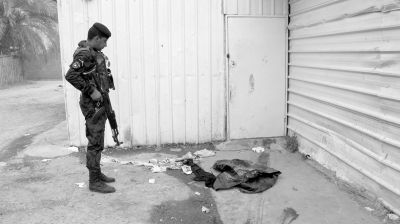 7月13日，伊拉克巴格達(dá)，警察在發(fā)生槍殺案的現(xiàn)場(chǎng)勘察。