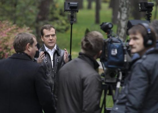 俄羅斯總理梅德韋杰夫拍攝反對(duì)吸煙的公益宣傳片