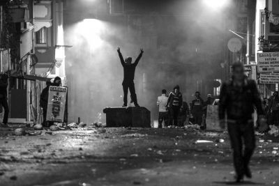 　10月8日，在土耳其伊斯坦布爾，同情難民遭遇的庫爾德人進(jìn)行游行示威，指責(zé)政府應(yīng)對“伊斯蘭國”武裝不