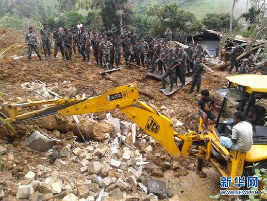 　10月29日，斯里蘭卡救援部隊(duì)抵達(dá)山體滑坡災(zāi)區(qū)展開(kāi)救援。
