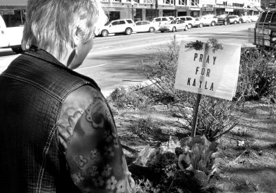 2月10日，美國亞利桑那州，民眾獻(xiàn)花悼念遇難的美國人質(zhì)米勒。圖/東方IC