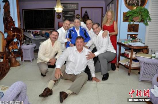 當(dāng)?shù)貢r(shí)間2015年2月28日，古巴哈瓦那，古巴前領(lǐng)導(dǎo)人菲德爾·卡斯特羅接見被美國釋放的5名間諜合影。