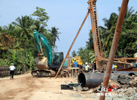 　斯里蘭卡南部鐵路項目施工現(xiàn)場。一臺打樁機(jī)正在進(jìn)行鐵路橋橋墩作業(yè)。(攝影：孫洋)