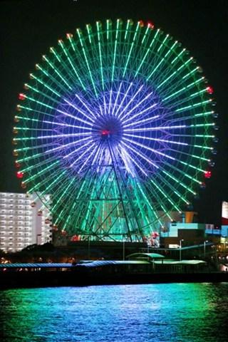 直徑100米的摩天輪上映出多種花式圖案。