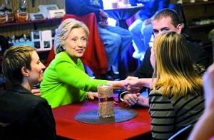 在宣傳片中，希拉里熱情地與三名“普通美國(guó)人”交談。