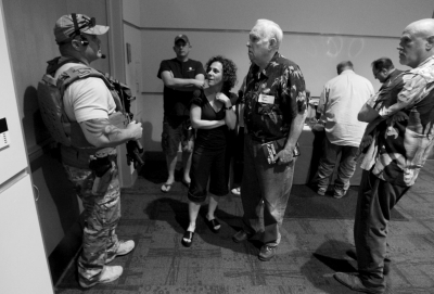 　5月3日，警察在案發(fā)后暫時(shí)阻止與會(huì)者離開展覽。