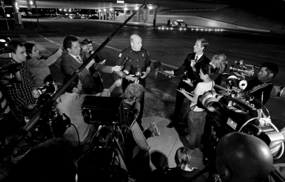 警方發(fā)言人接受記者采訪。