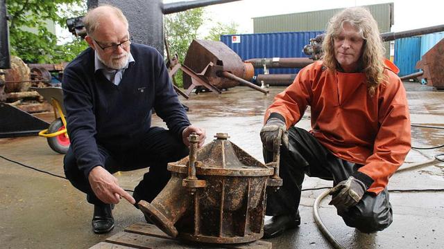 丹麥潛水員安德森（左）展示其打撈上來的U-78潛艇殘骸。