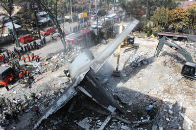 7月1日，搜救人員在印尼軍機(jī)墜毀現(xiàn)場(chǎng)進(jìn)行搜救和清理工作。