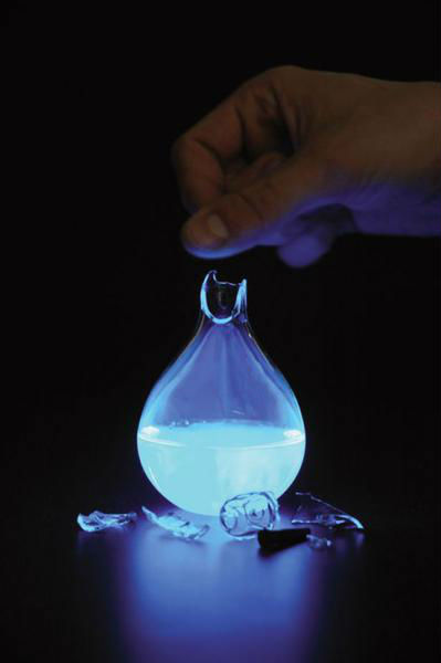 荷蘭藝術(shù)家發(fā)明人血燃料燈，一滴血照亮整間房。圖片來源：新加坡《聯(lián)合早報(bào)》網(wǎng)站