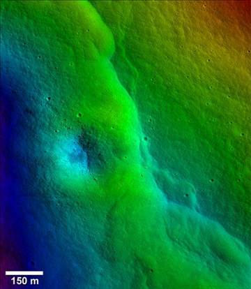 不只月球引力影響地球，科學家借由月球表面數(shù)千的裂縫推斷，地球引力似乎正對月球表面造成嚴重影響