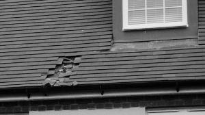 被砸出的洞。