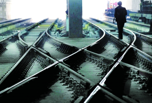 ▲鄭州地鐵1號線醫(yī)學(xué)院站，地下18米縱橫交錯的鐵軌伸向遠方。