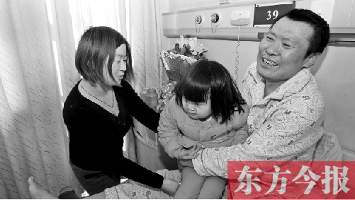李剛患骨肉瘤急需手術(shù)，最放心不下的就是他的妻子、女兒