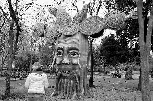 2月5日，游人在鄭州市人民公園內(nèi)欣賞一個由廢舊塑料瓶做裝飾的造型花燈。記者 王 錚 攝