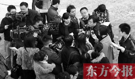 經(jīng)適房“下課”，公租房的申請、租金等備受關(guān)注，圖為鄭州市房管局規(guī)劃和住房保障處處長馮榮智被媒體記者“