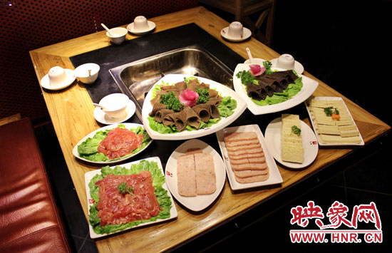 巴奴毛肚火鍋主打的就是半份的菜品。例如這個巴奴毛肚，整份的是42元，而半份只要21元，既便宜又實惠。