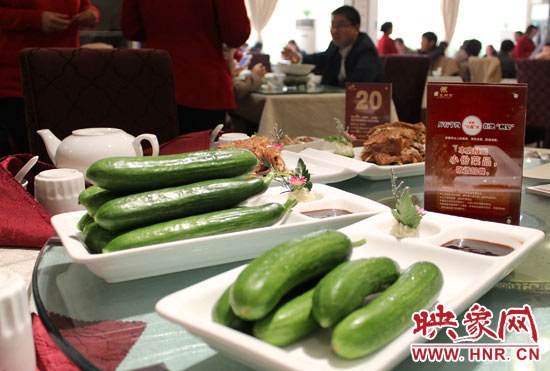 3月22日，阿五美食英協(xié)路店的服務員為我們展示大份菜品和小份菜品