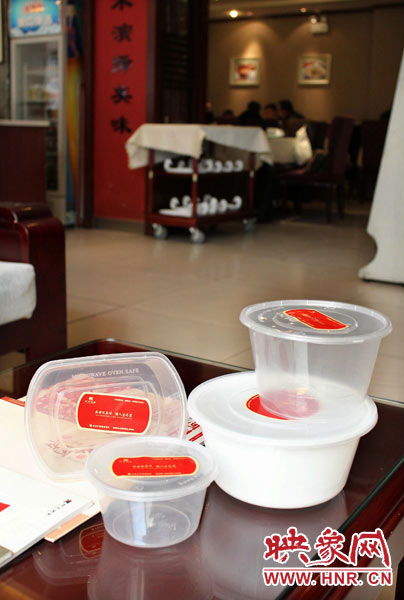 阿五美食英協(xié)路店為顧客提供的各種大小的打包餐盒。