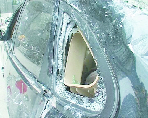 爆炸導(dǎo)致部分窗玻璃碎裂掉落,殃及樓下停放的轎車。