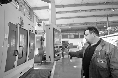 　　▲5月7日，來自德國的專家正在中原內(nèi)配股份有限公司的生產(chǎn)線上調(diào)試設(shè)備。