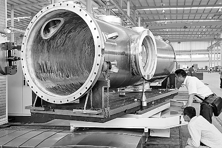 ▲5月6日，河南飛宇實業(yè)有限公司的技術(shù)人員正在調(diào)試設(shè)備，準(zhǔn)備試生產(chǎn)。