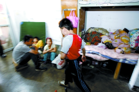 孩子們住在這里，沒(méi)有上學(xué)，大部分時(shí)間是練功，出去表演