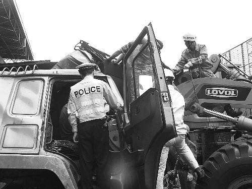 　　調(diào)來鏟車，幫忙救人。