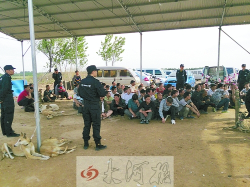 民警突襲賭場，64名涉案人員全部落網(wǎng)。