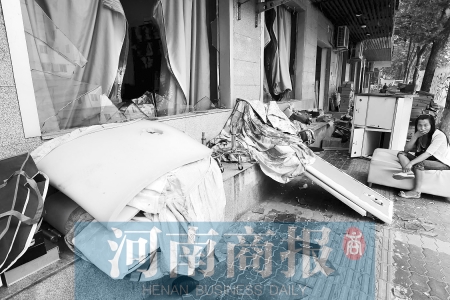 　多間臨街商鋪夜間被砸，店里的沙發(fā)、貨品等被搬到了戶(hù)外  侯建勛/攝