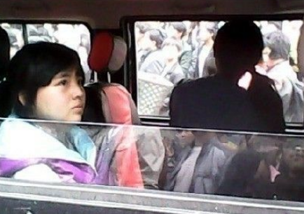 13歲女孩水潑鄉(xiāng)干部被銬 書記:不知其未成年 13歲女孩水潑鄉(xiāng)干部被銬 書記:不知其未成年