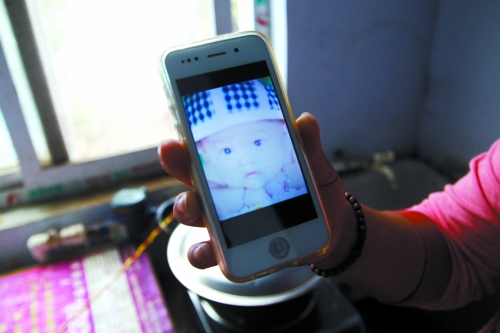 兒子過去的照片，她一直存在手機(jī)里