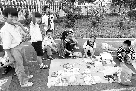 小學生當?shù)財偫习?，擺起攤來也很專業(yè)