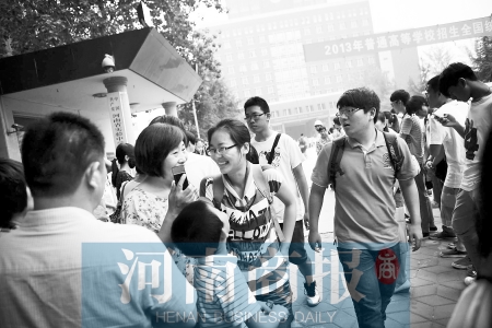 考場(chǎng)外，家長(zhǎng)用溫暖的笑容迎接孩子