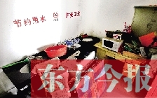 廁所進(jìn)門中廳，擺放著灶臺、餐桌、床鋪等，乍一看像個客廳