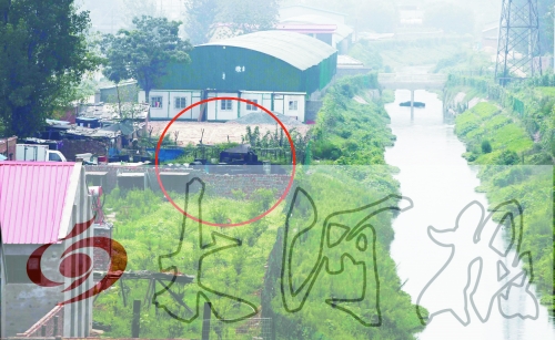 　彩虹橋西南側有一個大型地溝油加工窩點，廢水流入旁邊的排水渠。