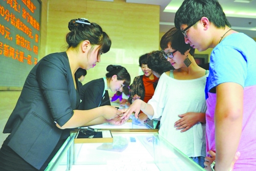 在北上廣等一線城市，鉆戒價格與國際接軌，價格不高，引發(fā)市民搶購潮。