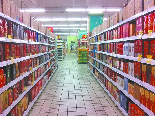 商場里賣的酒，銷售人員稱都是純糧酒，而專家稱，中、低檔酒用酒精和各種添加劑勾兌的情況并不鮮見。