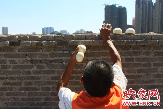 圖為老王在取曬干的饅頭。