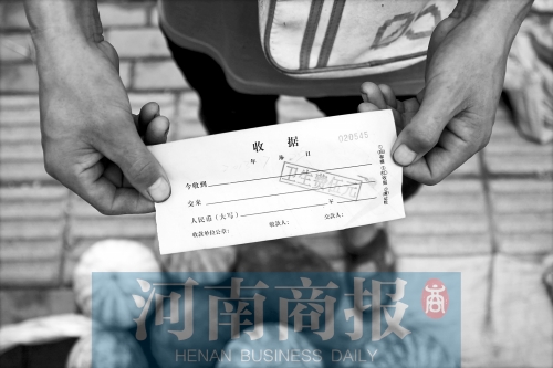 百花路附近的瓜農(nóng)宋師傅交完衛(wèi)生費(fèi)后收到一張收據(jù)，但沒有收款單位